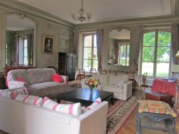 Le grand séjour ouvert vers le parc