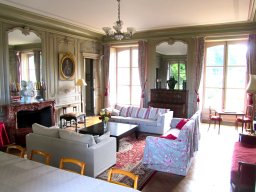 Le grand séjour ouvert sur le jardin à la française